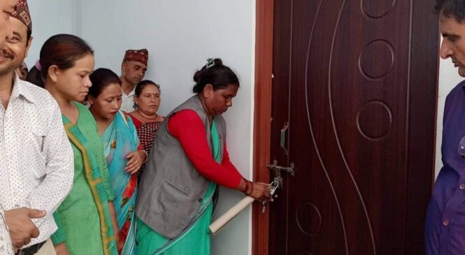 एमालेका जनप्रतिनिधिले गरे तिलोत्तमाका प्रशासकिय प्रमुखको कार्यकक्षमा तालाबन्दी